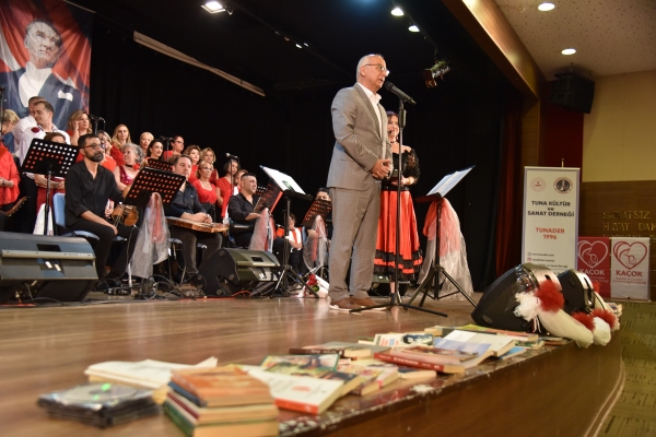 Kitap bağışladılar, müziği doyasıya dinlediler