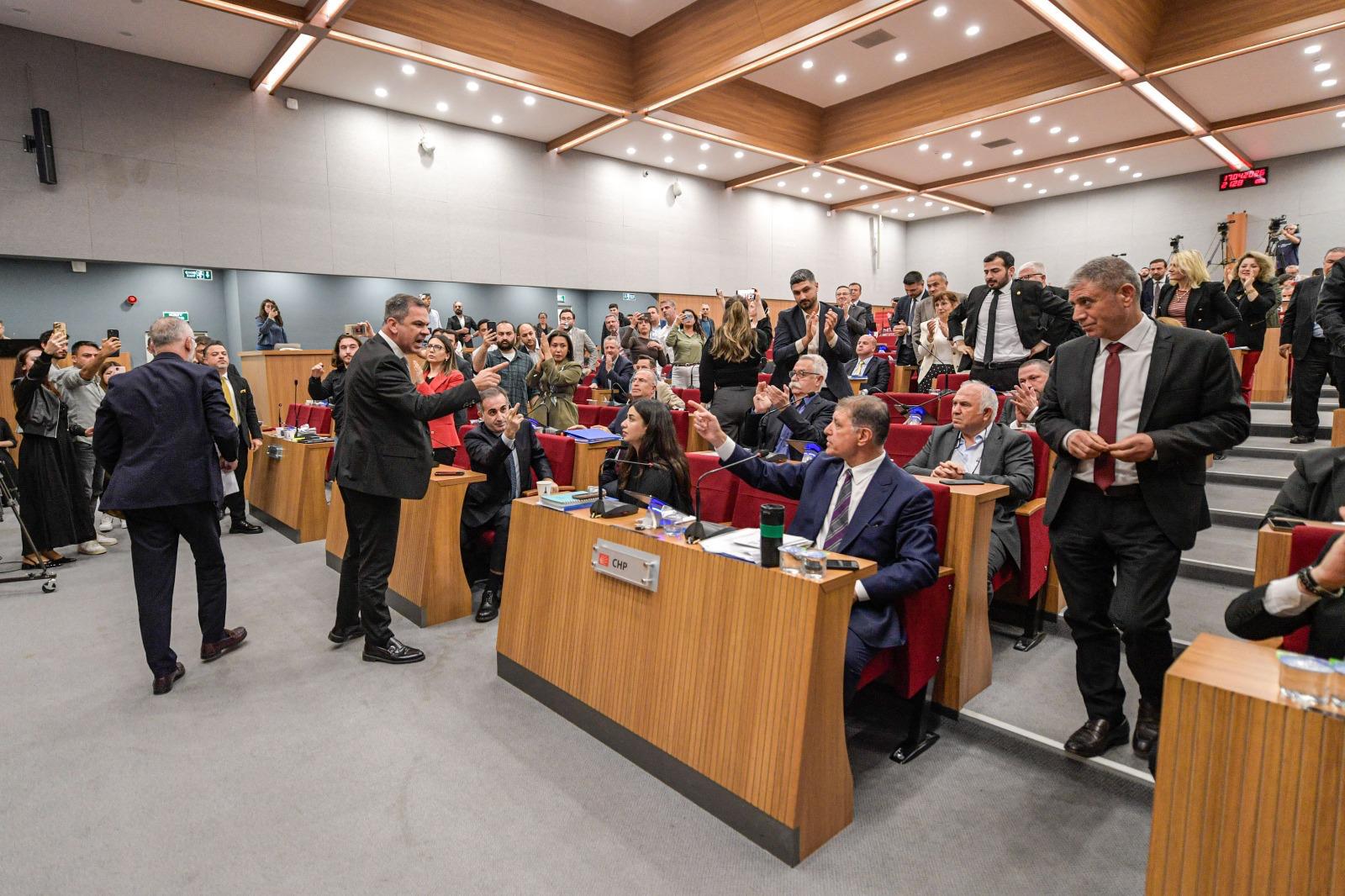 İzmir Büyükşehir Meclisi’nde Kavga!