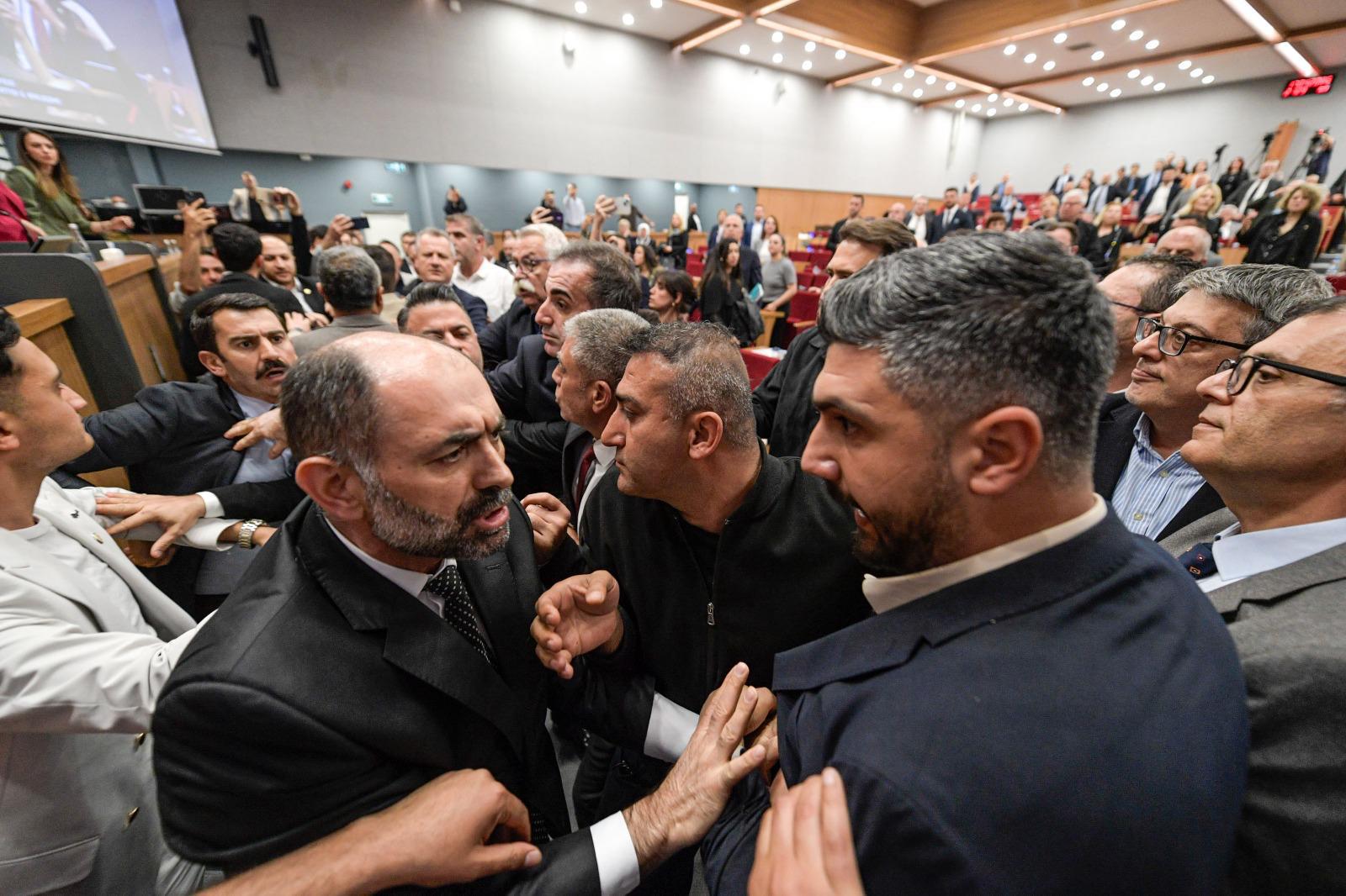 İzmir Büyükşehir Meclisi’nde Kavga!