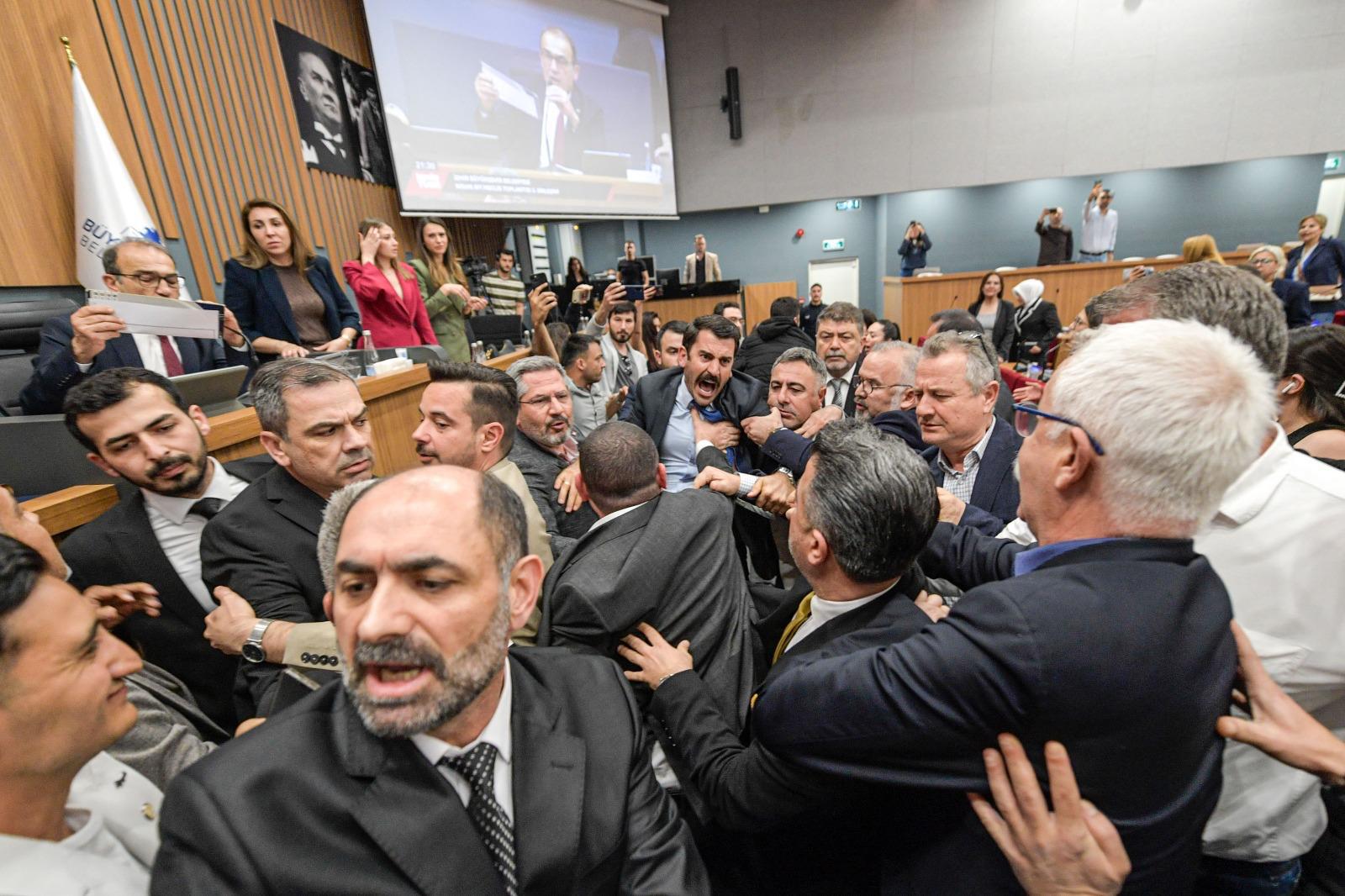 İzmir Büyükşehir Meclisi’nde Kavga!