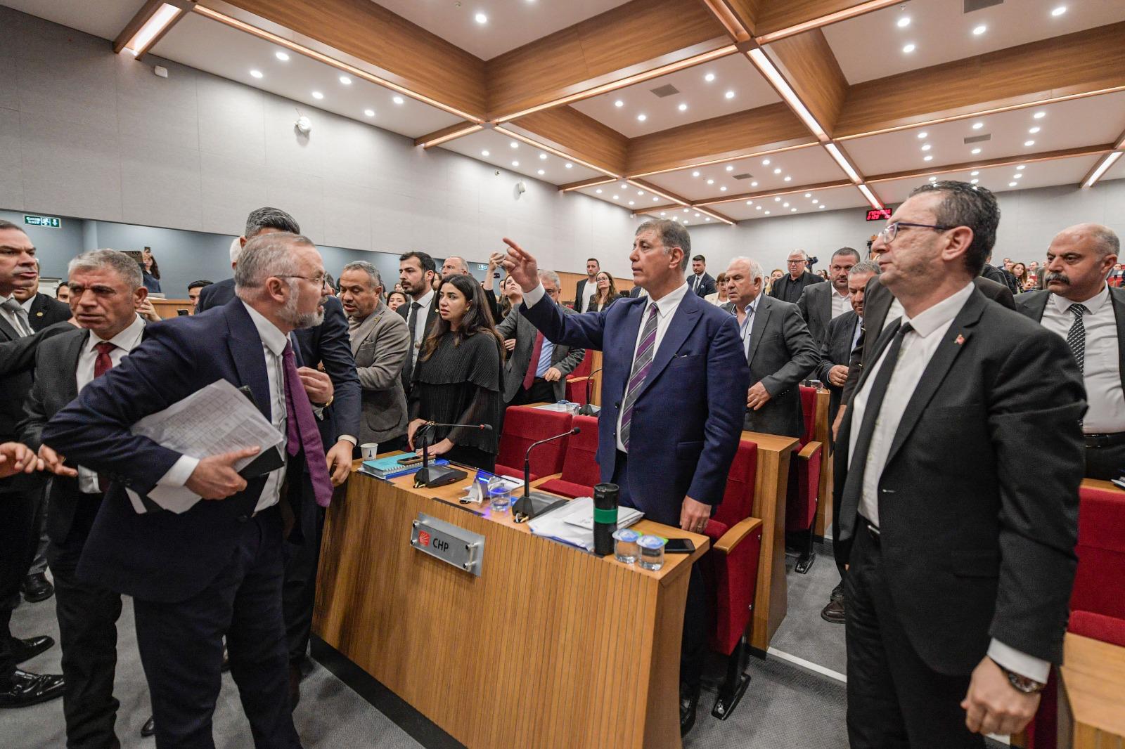 İzmir Büyükşehir Meclisi’nde Kavga!