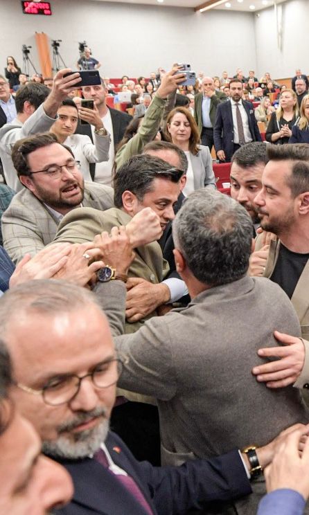 İzmir Büyükşehir Meclisi’nde Kavga!