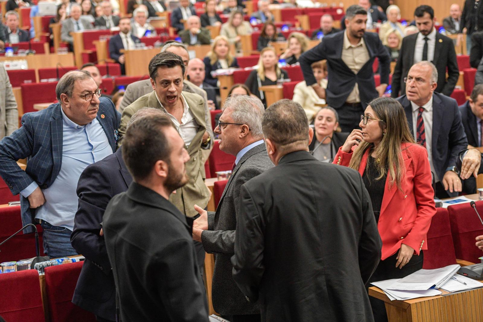 İzmir Büyükşehir Meclisi’nde Kavga!