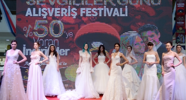 Sevgililer Günü alışveriş startı özel bir defile verildi