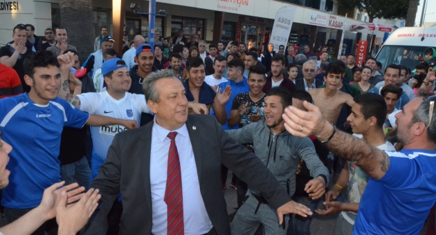 Dikili Çandarlıgücü şampiyonluğunu büyük coşkuyla kutladı