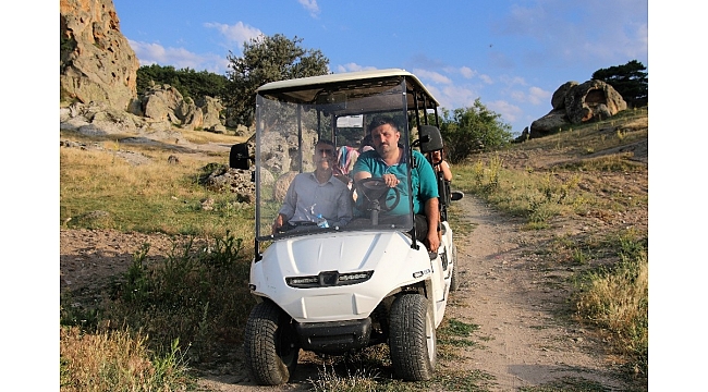 Bu köye gelenler golf arabasıyla geziyor
