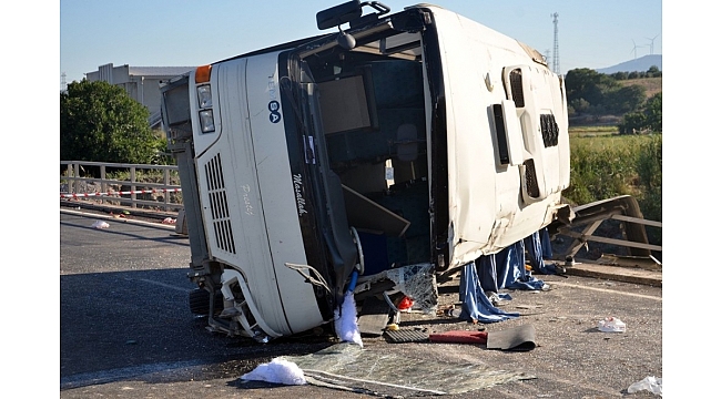 İşçi servisi otomobille çarpıştı: 2'si ağır 19 yaralı
