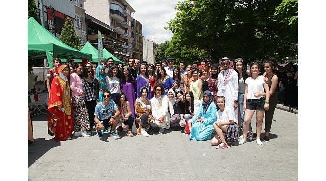 Öğrenciler ülkelerini tanıttı