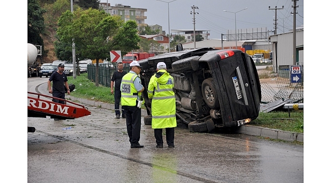 Otomobil elektrik direğine çarptı: 3 yaralı