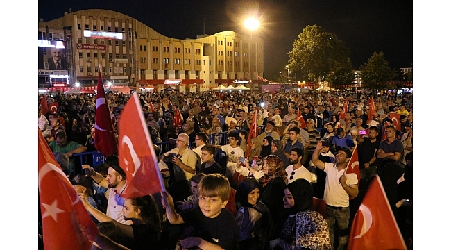 Sakarya'da 'Demokrasi Nöbeti' ikinci gününde devam etti