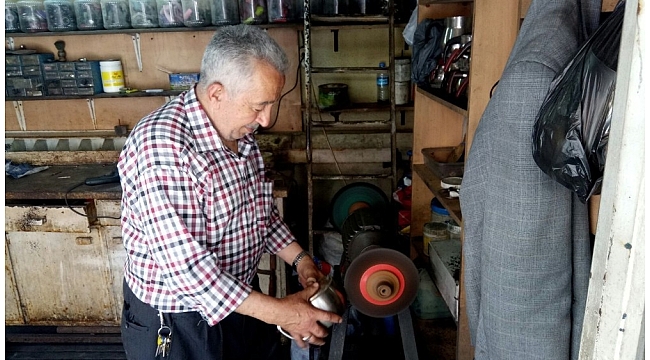 61 yıldır tencere, tava, çaydanlık tamir ediyor