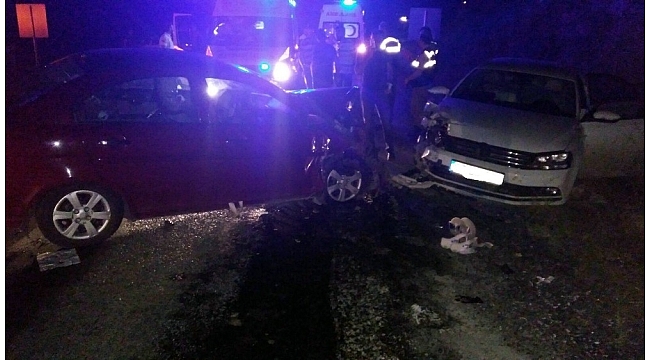 Çorum'da iki otomobil çarpıştı: 9 yaralı