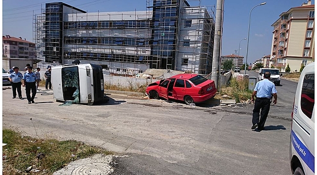 Kamyonet ile otomobil çarpıştı; 4 yaralı