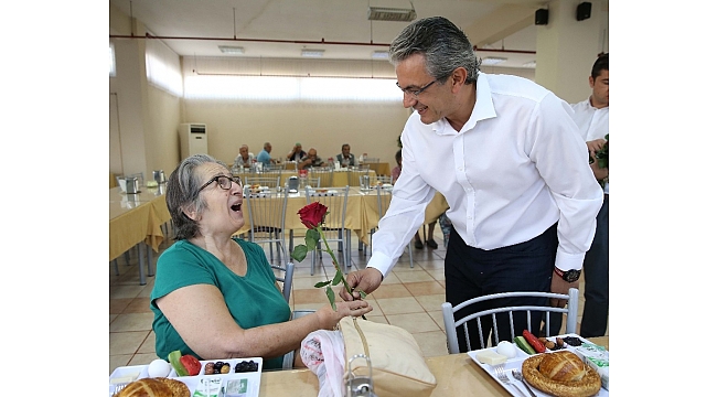 Akpınar, huzurevini ziyaret etti