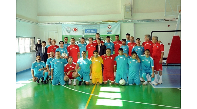 Efsane futbolcular hükümlülerle buluştu