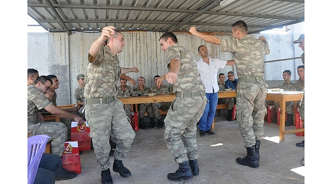 Kalekoldaki askerlere bayram sürprizi