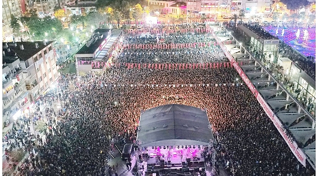 Aydınlılar 29 Ekim'i Koray Avcı ile kutladı