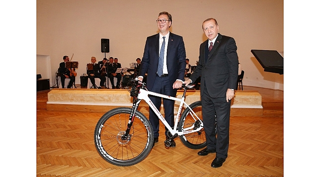 Cumhurbaşkanı Erdoğan'dan Sırp mevkidaşına özel tasarım bisiklet hediyesi