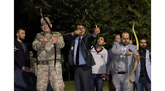 Başkan Kartal Diyarbakır'da Osmanlı okçuluğunu öğretiyor