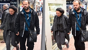 Sibel Tüzün gitaristiyle el ele sobelendi!