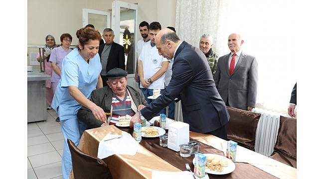 Vali Çiftçi huzurevi sakinleriyle bir araya geldi