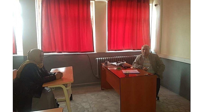 2 çocuk annesi 34 yaşında kadın okuma yazma öğreniyor