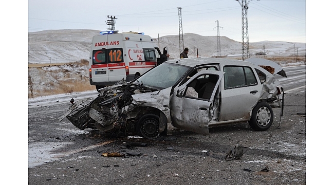 Ahlat'ta trafik kazası: 1 ölü, 2 yaralı