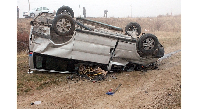 Elazığ'da minibüs şarampole yuvarlandı: 3 yaralı