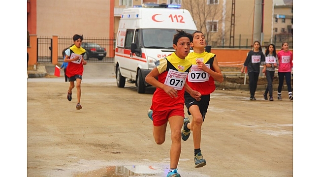 Erzincan'da Okul Sporlarında Kros Heyecanı