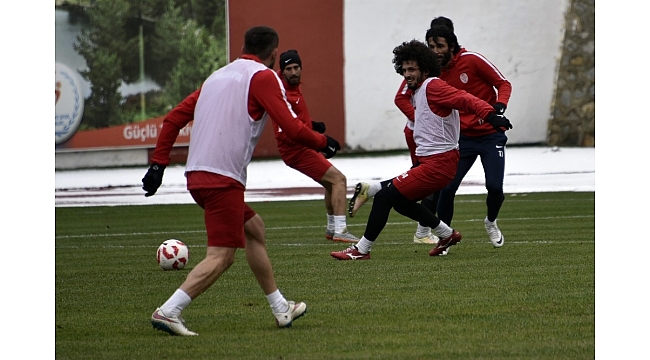 Gümüşhanespor, ısıtmalı yeni zemininde çalıştı