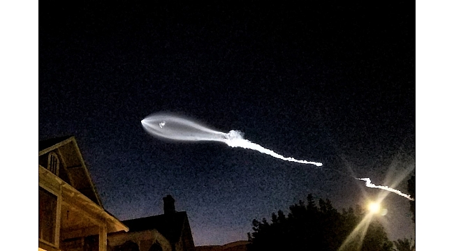 Kaliforniya'dan fırlatılan Falcon-9 roketi, Los Angeles'ı aydınlattı