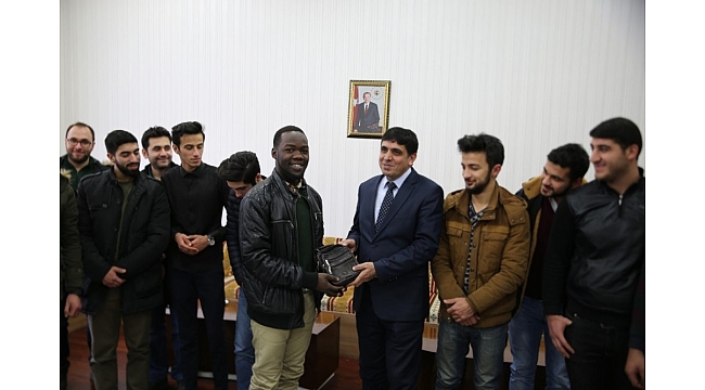 Öğrencilerden Rektör Alma'ya ziyaret