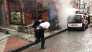 Bebeğiyle dumanların arasından çıktı! Koşarak...