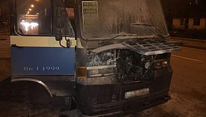 Seyir halindeki dolmuş alev aldı