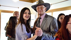 Bornova’da yaş almış büyüklerle gençlerin şiir buluşması