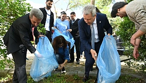 Budak,  öğrencilerle kampüs temizliği için el ele verdi