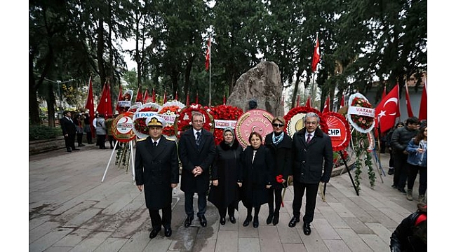 Zübeyde Hanım'ı anmak için mezarı başına akın ettiler