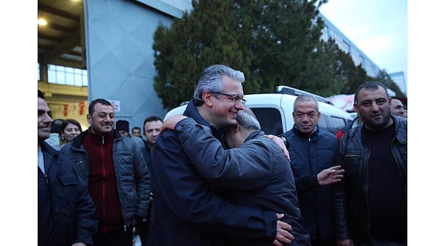 Başkan Akpınar, işçilerle kucaklaştı