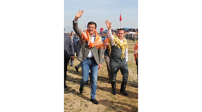Menderes'teki deve güreşlerine binlerce kişi katıldı
