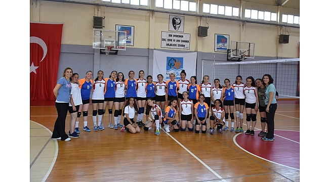 Narlıdere'nin minik voleybolcuları başarıya doymuyor