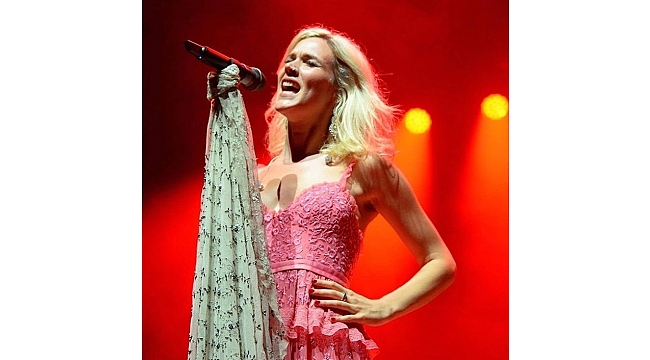 Joss Stone Volkswagen Arena'da Konser Verdi