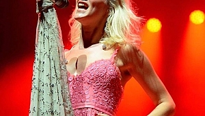 Joss Stone Volkswagen Arena'da Konser Verdi