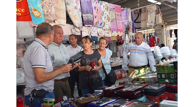 Kemalpaşa Belediye Başkanı Rıdvan Karakayalı, Pazar esnafını ziyaret etti.