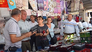 Kemalpaşa Belediye Başkanı Rıdvan Karakayalı, Pazar esnafını ziyaret etti.