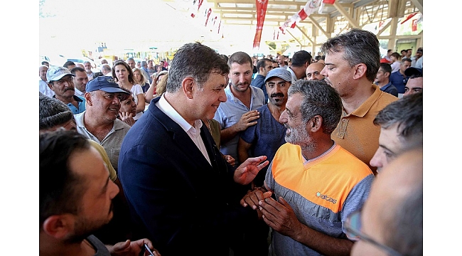 Başkan Tugay ve işçilerden ‘toplu sözleşme’ halayı