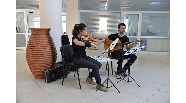 Menemen Belediyesi’nde çalışanlara müzik terapisi
