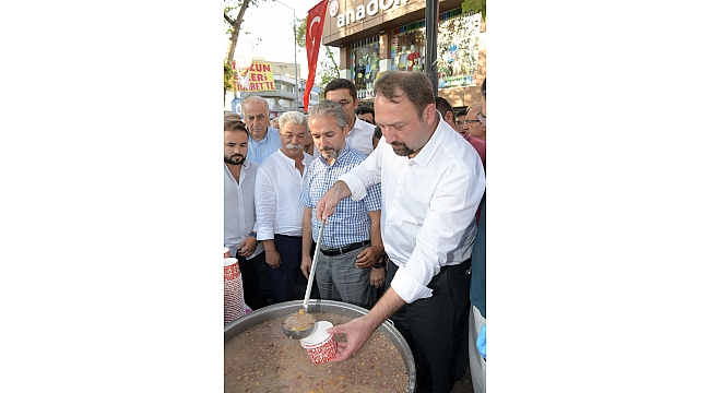 Başkan Gümrükçü aşure dağıttı