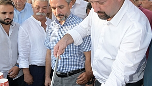 Başkan Gümrükçü aşure dağıttı