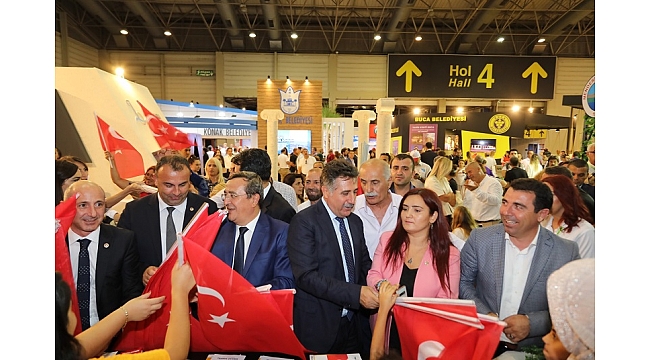 Başkan Sandal’dan ziyaretçilere Türk bayrağı