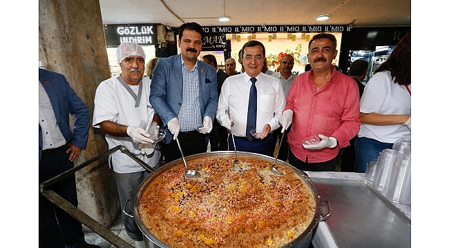 Batur'dan Konak'a aşure ikramı